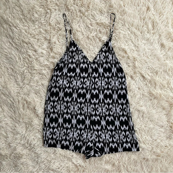 Victoria’s Secret double V romper black and white cover up in the straps size M - Picture 3 of 8